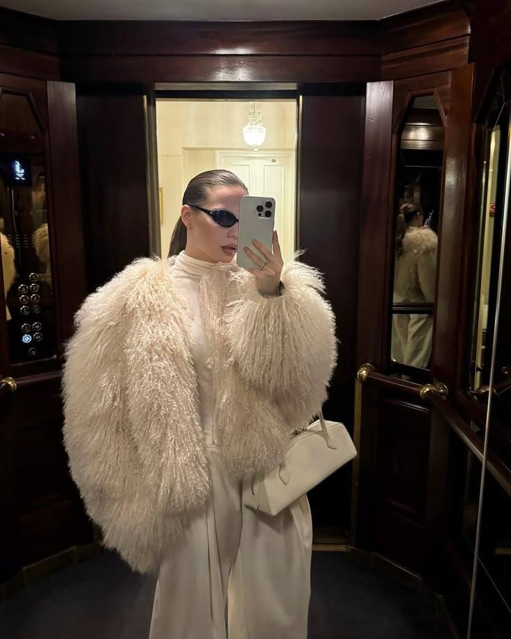 Hollywood Cazibesi Artık Sokakta: Kürk Ceketlerin Kalıcı Yükselişi!